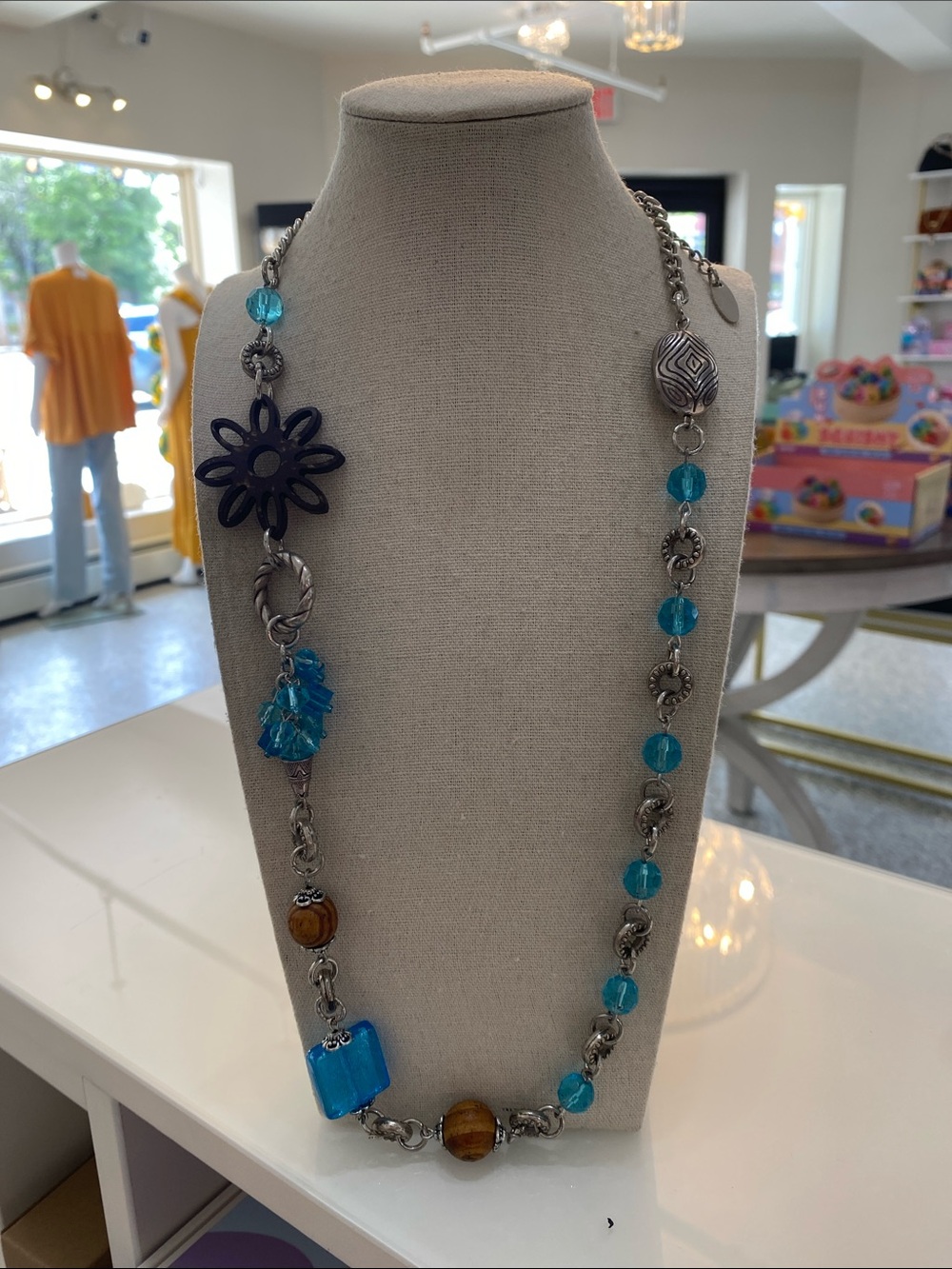 Street one flower necklace